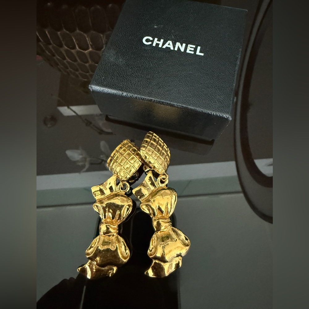 LOT 2100 24K gold plated CHANEL vintage bow dangle clip on earrings - Picture 5 of 10